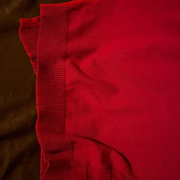Size small long red shirt with angled lines for slimming effect - Picture 4 of 6